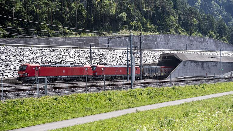 Züge fahren wieder nach Plan durch Gotthard-Basistunnel       -  Der Güterverkehr nutzte teilweise die zweite Röhre, Passagierzüge wurden weitgehend über eine Bergstrecke umgeleitet. (Archivbild)