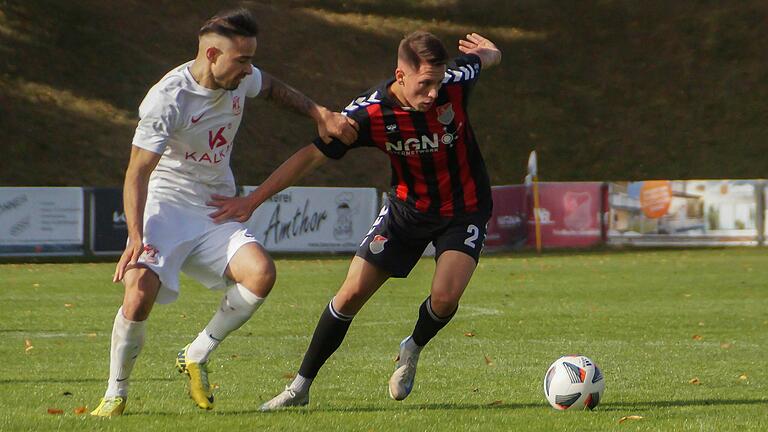 Lukas Mrozek (rechts, TSV Aubstadt II) setzt sich hier gegen Oktay Sevim vom SV Vatan Spor Aschaffenburg durch.