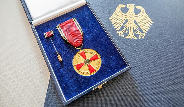 Landrat Florian Töpper überreichte kürzlich im Namen von Bundespräsident Frank-Walter Steinmeier die Verdienstmedaille des Verdienstordens der Bundesrepublik Deutschland an Monika Meyer aus Kolitzheim. Landrat Florian Töpper überreichte kürzlich im Namen von Bundespräsident Frank-Walter Steinmeier die Verdienstmedaille des Verdienstordens der Bundesrepublik Deutschland an Monika Meyer aus Kolitzheim.