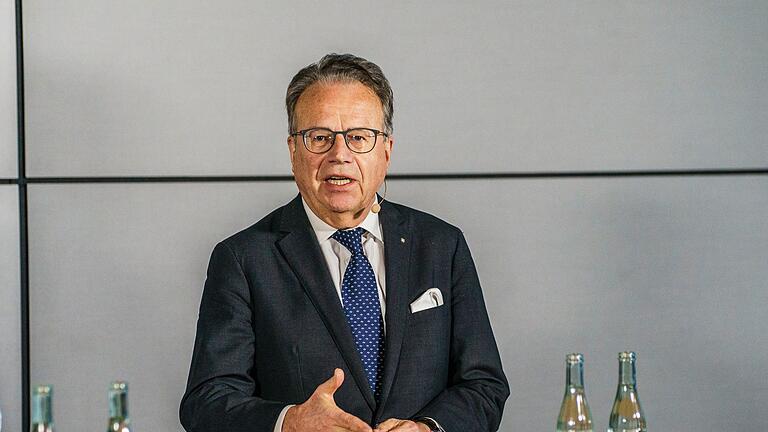Frank-Jürgen Weise - Der frühere Chef der Bundesagentur für Arbeit, Frank-Jürgen Weise, zieht in den Aufsichtsrat des Stahlherstellers Thyssenkrupp Steel ein. Frank-Jürgen Weise - Der frühere Chef der Bundesagentur für Arbeit, Frank-Jürgen Weise, zieht in den Aufsichtsrat des Stahlherstellers Thyssenkrupp Steel ein.
