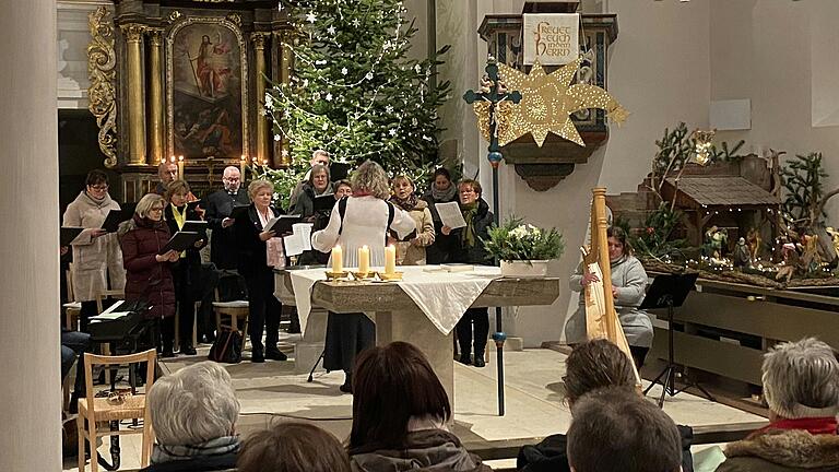 Pribi-Chor mit Chorleiterin Tanja Voß und Harfenspielerin Tanja Wehner beim Weihnachtssingen in der Pfarrkirche St. Sixtus in Prichsenstadt.