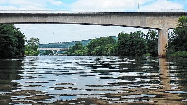 In Gemünden beginnen die vorbereitenden Arbeiten zur geplanten Sanierung der Mainbrücke (im Bild). Eigentlich könnte man aber auch von einem Abriss sprechen, denn mehr als die Pfeiler wird von der jetzigen Brücke nicht übrig bleiben. Ab Februar 2017 wird das Bauwerk komplett gesperrt &ndash; und zwar bis August 2018. Weil es keine Ausweichbrücke in direkter Nähe gibt, setzen die Planer auf eine Fähre, die zwischen Hofstetten und Langenprozelten verkehren wird. Statt der einst angesetzten 13,2 Millionen Euro für die Ertüchtigung wird jetzt von 25,7 Millionen Euro ausgegangen, wobei zusätzliche Maßnahmen enthalten sind.