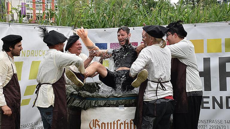Trotz Gipsverband ordentlich nass gemacht. Bastian Klüh, frischgebackener Drucker, der bei der Firma „Rudolph Druck” arbeitet, erfuhr die Freuden des „gegautscht werdens” in aller Ausführlichkeit. Ein „Besamungshandschuh” sorgte dafür, dass der „Gipsarm” trocken blieb. Trotz Gipsverband ordentlich nass gemacht. Bastian Klüh, frischgebackener Drucker, der bei der Firma „Rudolph Druck” arbeitet, erfuhr die Freuden des „gegautscht werdens” in aller Ausführlichkeit. Ein „Besamungshandschuh” sorgte dafür, dass der „Gipsarm” trocken blieb.
