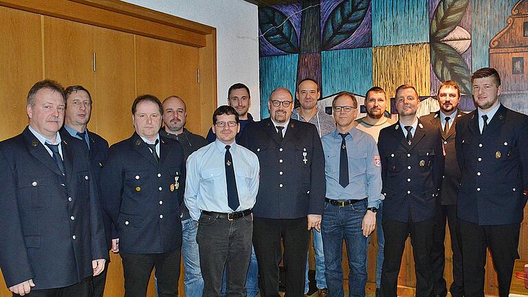 Ehrungen für 20 und 30 Jahre Feuerwehrdienst gab es bei der Jahresversammlung der Feuerwehr in Trappstadt. Unser Bild zeigt die Geehrten mit Kreisbrandmeister Christoph Wohlfart, Kommandant Florian Bauer und Jugendwart Sebastian Degen (rechts).