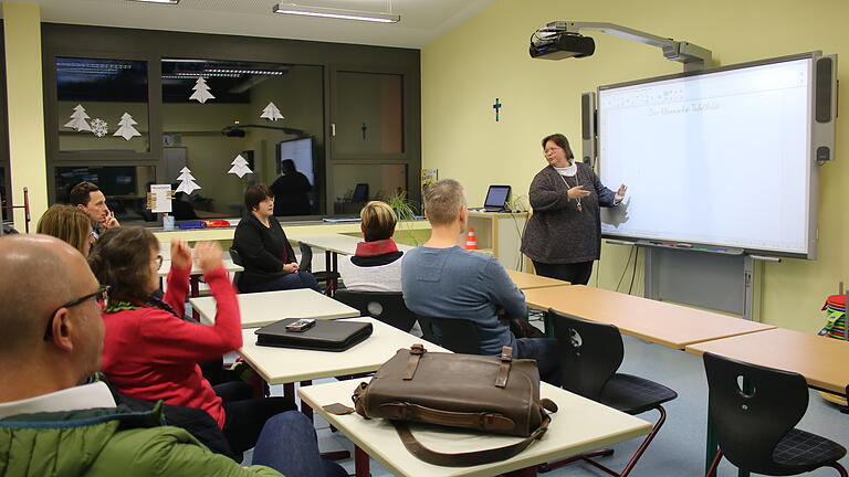 Der Sozialausschuss des Lohrer Stadtrats lässt sich von Rektorin Christine Schleßmann in der Grundschule Wombach das sogenannte Whiteboard vorführen.&nbsp;