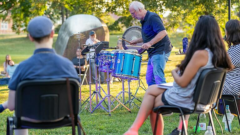 Wie sollte die Stadt die Kulturszene unterstützen? Darüber gehen die Meinungen auseinander. - Das Symbolbild zeigt einen Auftritt des Würzburger Percussionisten Bernd Kremling beim diesjährigen Festival 'Kultur aus'm Hut' an der Umweltstation.