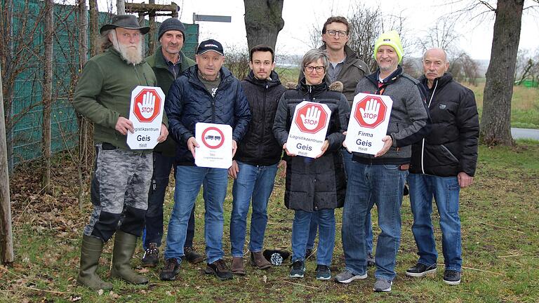 Bürgerinnen und Bürger aus Haidt und Stephansberg wollen kein Logistikzentrum auf einem Acker vor ihrer Haustür. Aus diesem Grund haben sie eine Initiative gegen dessen Bau gegründet. Ihr Sprecher ist Harald Schellhorn (Dritter von links).