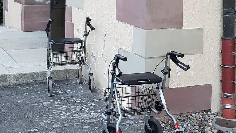 Schon heute können die Kirchenbesucher in Oberschwarzach über eine kleine Treppenstufenrampe ins Innere. Während des Gottesdienstes bietet sich die gegenüberliegende Seite aber auch perfekt als 'Rollatorenparkplatz' für die fahrbaren Gehhilfen an. Schon heute können die Kirchenbesucher in Oberschwarzach über eine kleine Treppenstufenrampe ins Innere. Während des Gottesdienstes bietet sich die gegenüberliegende Seite aber auch perfekt als 'Rollatorenparkplatz' für die fahrbaren Gehhilfen an.