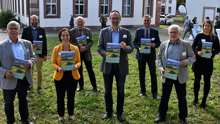 Auf der Tagung wurde das Jubiläumsmagazin zu 30 Jahren UNESCO-Biosphärenreservat Rhön vorgestellt. Das Bild zeigt (von links): Karl-Friedrich Abe (ehemaliger Leiter Thüringer Verwaltung Biosphärenreservat Rhön), Matthias Reinelt (Umweltministerium Bayern), Ulrike Schade (Leiterin Thüringer Verwaltung Biosphärenreservat), Michael Geier (Leiter Bayerische Verwaltung Biosphärenreservat), Olaf Möller (Umweltministerium Thüringen), Torsten Raab (Leiter Hessische Verwaltung Biosphärenreservat), Hartmut Mai (Umweltministerium Hessen) und Anna-Lena Bieneck (Hessische Verwaltung Biosphärenreservat).