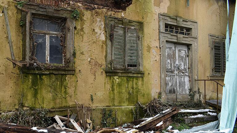 Unter anderem die Jahreszahl über der Eingangstür soll bei einem möglichen Abriss des 'Schmitts Mary Haus' gesichert werden.&nbsp;