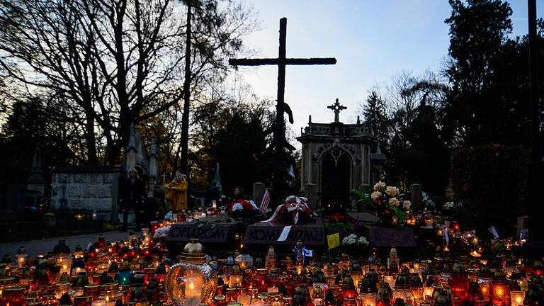 Hunderte Grablichter brennen auf einem Friedhof in Krakau. Im katholischen Polen besuchen an Allerheiligen ganze Familien Friedhöfe, entzünden Kerzen und legen Blumen nieder. Foto: Omar Marques/SOPA Images/ZUMA Wire       -  Wo Allerheiligen ein Feiertag ist und was hinter der Bedeutung steckt, erfahren Sie hier.