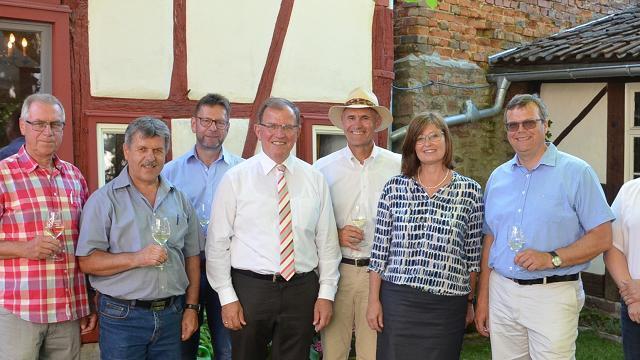 Gruppenbild mit Dame: Die Mitglieder der Festgemeinschaft Thüngersheim freuen sich zusammen mit Bezirkstagspräsident Erwin Dotzel und Festrednerin Karen Heußner, sowie Hausherr Heiko Paeth auf das Höfe-Fest am nächsten Wochenende, bei dem man auch die Ausstellung &bdquo;Die Frau im Dorf&ldquo; anschauen kann. Von links: Peter Volk, Jürgen Weid, Thomas Emmert, Erwin Dotzel, Michael Roth, stellvertretende Landrätin Karen Heußner, Markus Höfling, Heiko Paeth.