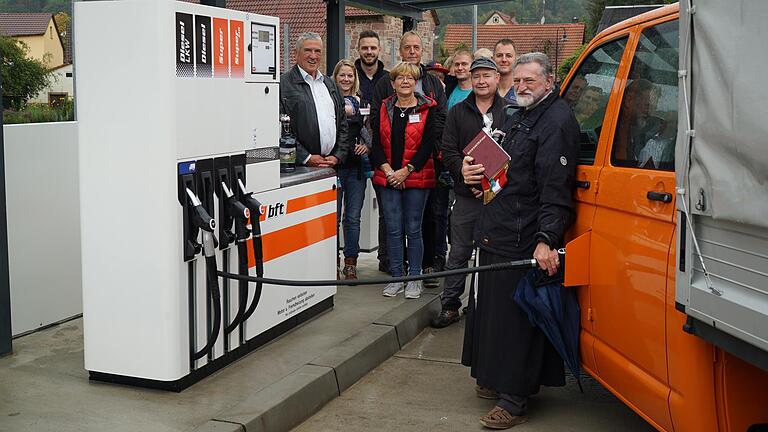 Pater Marek betankt das Bauhoffahrzeug im Beisein von Bürgermeister Alfred Frank, Jürgen Schönfelder vom Bauhof, Johannes Schmelz von der VG Gemünden und der Familie Becker nach dem Segen.