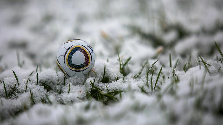 Den ersten Schnee hat es auf den unterfränkischen Fußballplätzen vergangenes Wochenende bereits gegeben (Symbolbild).