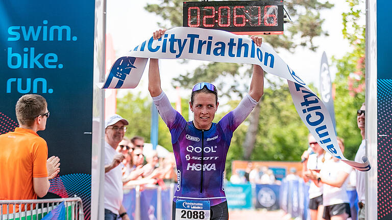Rund 400 Sportler nehmen am Sonntag beim MainCityTriathlon in der 'Jedermann' und 'Olympischen' Disziplin am Schweinfurter Baggersee teil.