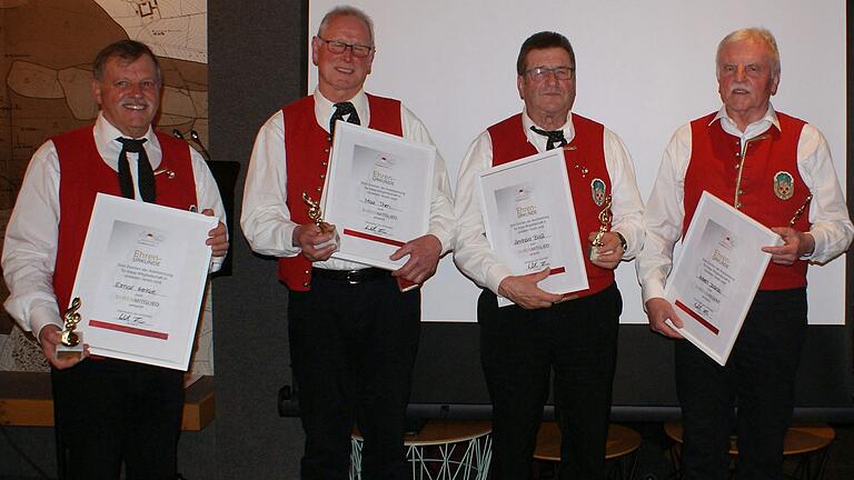 Mit einer persönliches Laudatio ernannte der Vorsitzende des Musikvereins Elmar Henke (von links nach rechts), Max Then und Bernhard Blaß zu Ehrenmitgliedern des Musikvereins. Hubert Jakob wurde zum Ehrendirigent des Musikvereins ernannt.