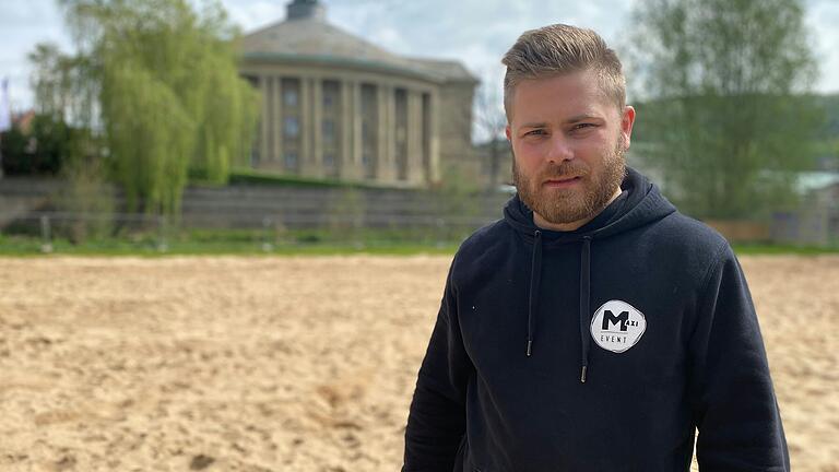 Betreiber Maximilian Rottenberger während der Aufbauarbeiten am Stadtstrand in Bad Kissingen. Für Skepsis sorgen derzeit nur die Wettervorhersagen. Betreiber Maximilian Rottenberger während der Aufbauarbeiten am Stadtstrand in Bad Kissingen. Für Skepsis sorgen derzeit nur die Wettervorhersagen.