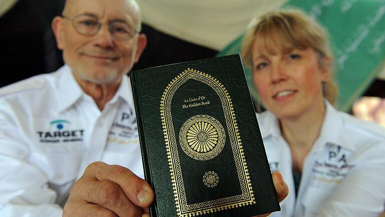 Sonderausstellung von Rüdiger Nehberg - Der Gründer der Menschenrechts-Organisation Target, Rüdiger Nehberg, und seine Ehefrau Annette Nehberg-Weber mit dem „Goldenen Buch“: es enthält die Fatwa, die offizielle Ächtung der Verstümmelung durch die Führungselite des Islam. Foto: Markus Brandt, dpa Sonderausstellung von Rüdiger Nehberg - Der Gründer der Menschenrechts-Organisation Target, Rüdiger Nehberg, und seine Ehefrau Annette Nehberg-Weber mit dem „Goldenen Buch“: es enthält die Fatwa, die offizielle Ächtung der Verstümmelung durch die Führungselite des Islam. Foto: Markus Brandt, dpa