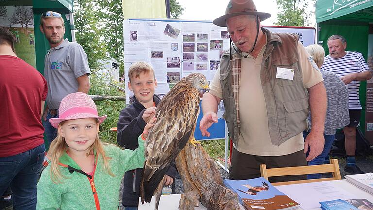 Ranger Uwe Steigemann hatte zum World-Ranger-Day einen präparierten Rotmilan mitgebracht, den die Kindern gerne streichelten. Ranger Uwe Steigemann hatte zum World-Ranger-Day einen präparierten Rotmilan mitgebracht, den die Kindern gerne streichelten.