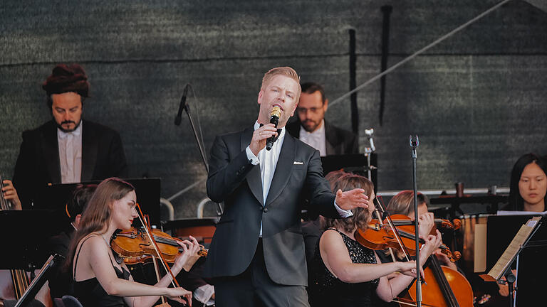 'Tom Gaebel sings... Sinatra!' im Weikersheimer Schlossgarten: Das hieß Mitwippen, Schnippen und Tanzen an einem lauen Sommerabend.