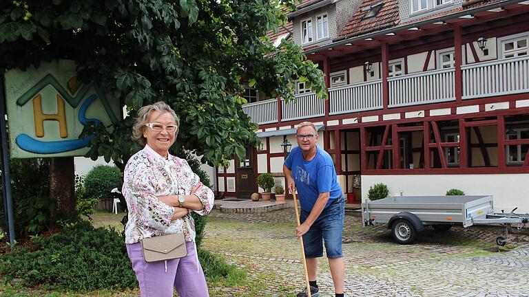 Edeltraud Mager und Ergotherapeut John Collins vor dem „Haus mit Sinn“ in Wildflecken.       -  Edeltraud Mager und Ergotherapeut John Collins vor dem „Haus mit Sinn“ in Wildflecken.