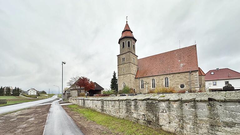 Der Weg an der Friedhofsmauer wurde instand gesetzt. Was noch fehlt ist die Sanierung der Kirchhofmauer.