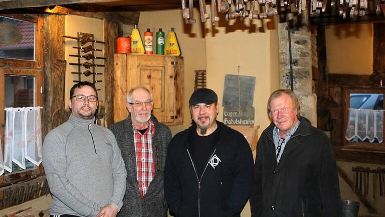 Einen gemeinnützigen &bdquo;Förderverein zur Erhaltung der alten Schmiede e.V.' in Aub haben gegründet: Vorsitzender Harald Weigand (Zweiter von links), Stadtrat Matthias Fries als sein Stellvertreter (Zweiter von rechts), Otmar Düring als Schriftführer (rechts) und Jens Herbst (Kassier &ndash; links).