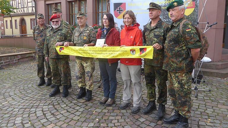 Lohrs zweite Bürgermeisterin Christine Kohnle-Weis (Mitte) mit Reservisten und Karin Held vom Reservistenverband.