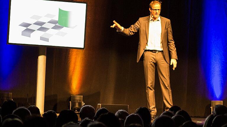 Ein diplomierte Physiker, der über die Zukunft sinniert: Comedian Vince Ebert, bekanntes Fernsehgesicht der ARD, bei seinem Auftritt am Samstagabend in der Stadthalle Lohr