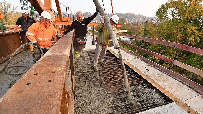 Die letzten Kubikmeter Beton werden in die Schalung gegossen, dann ist der Lückenschluss an der Neuen Mainbrücke in Ochsenfurt vollendet.&nbsp;