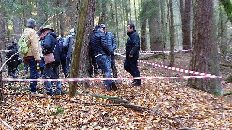 Teilnehmer des Symposiums auf den Wällen der Sternschanze, deren Verlauf durch das Trassierband angedeutet ist.