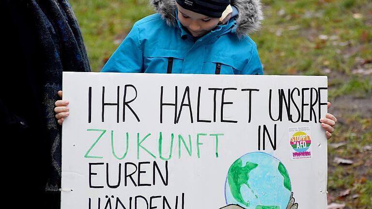 Kommentar: Contra Schulen bei Demos       -  Dürfen Lehrer ihre Schüler, gerade sehr junge Schüler wie in diesem Symbolbild, auf die Klima-Demo mitnehmen? Tun sie ihnen damit einen Gefallen oder missbrauchen sie sie? Darüber streiten sich im Pro &amp; Contra unsere Autoren Andreas Jungbauer und Gisela Rauch.