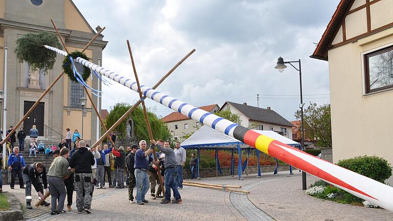 Alle fünf Jahre ziert ein besonders schön hergerichteter Maibaum den Dorfplatz vor der Kirche in Birnfeld – hier ein Archivbild aus Vor-Corona-Zeiten.