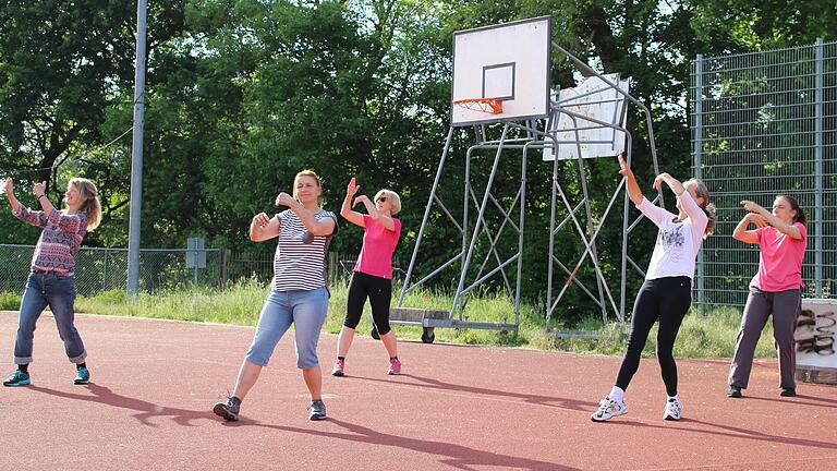 Die Damentanzgruppe des TVO in Ochsenfurt trainiert in Corona-Zeiten unter besonderen Auflagen und Bedingungen auf dem Maininselsportplatz.