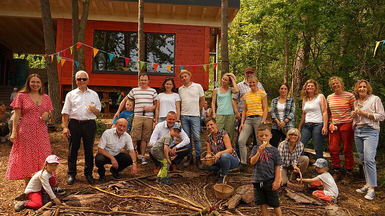 Kinder, Erzieherteam, die Vorstände des Fördervereins , Ehrengäste und Unterstützer legten zur Eröffnung ein Mandala am neuen Waldkindergarten. Kinder, Erzieherteam, die Vorstände des Fördervereins , Ehrengäste und Unterstützer legten zur Eröffnung ein Mandala am neuen Waldkindergarten.