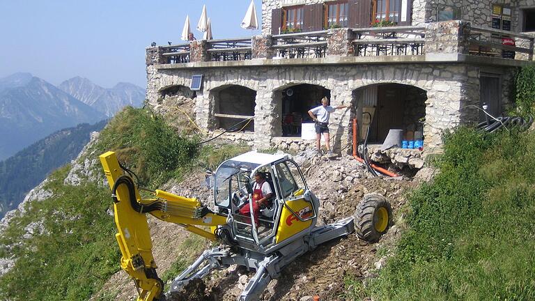 Schreitbacker beim Kanalbau vor der Hütte 2005. - Schreitbacker beim Kanalbau vor der Hütte 2005. Schreitbacker beim Kanalbau vor der Hütte 2005. - Schreitbacker beim Kanalbau vor der Hütte 2005.