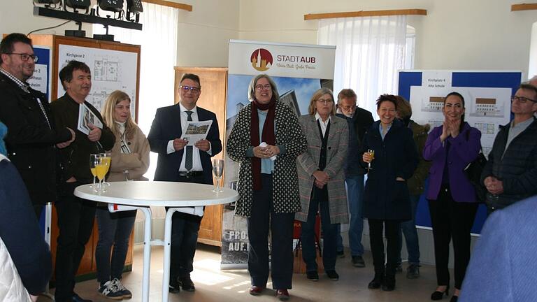 Am Wochenende fan die Auber Denkmalbörse statt. Bei der Eröffnung waren (von links) Stadtrat und Investor Karlheinz Krieger, die Investoren Tilmann von Kuepach und Claudia Zehentbauer, Bürgermeister Roman Menth, Franziska Haas vom Landesamt für Denkmalpflege, stellvertretende Landrätin Karen Heußner, Kreistagsmitglied Martina Schmidt, Bundestagsabgeordnete Hülya Düber, und Peter Ernst, Bürgermeister aus Bütthard, anwesend.