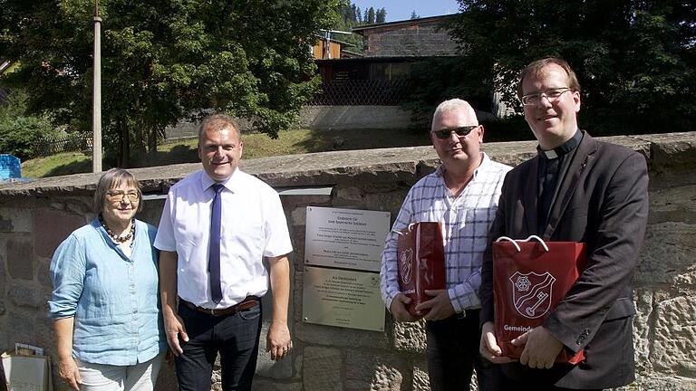 Bürgermeister Thomas Eberth enthüllte gemeinsam mit der Vorsitzenden des Vereins Kürnacher Geschichte(n) e.V., Friedelinde Söhnlein, Pfarrer Stefan Kunze und stellvertretenden Bürgermeister Mike Türk aus Wasungen die Erinnerungstafel am Friedhof in Wasungen. FOTO