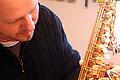 Instrumentenbauer Mark Kreuzinger aus Euerbach bei der Arbeit.