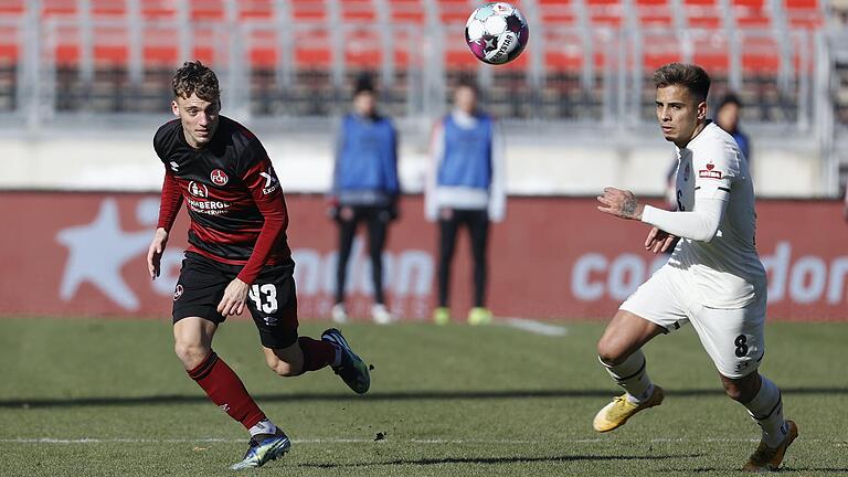 Tim Latteier (links) stand im Heimspiel gegen den FC St. Pauli erstmals beim 1. FC Nürnberg in der Zweiten Bundesliga in der Anfangself und bereitete das Nürnberger Tor vor. Tim Latteier (links) stand im Heimspiel gegen den FC St. Pauli erstmals beim 1. FC Nürnberg in der Zweiten Bundesliga in der Anfangself und bereitete das Nürnberger Tor vor.