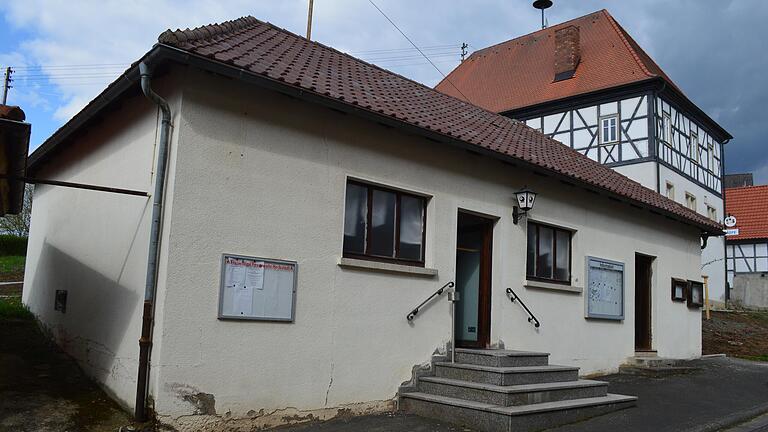 Außenansicht der ehemaligen Gefrieranlage in Herbstadt, wo man jetzt jeden Donnerstag gemütlich einkehren kann. Mittelfristig wollen die 'Schwarzen Schafe' nach den Renovierungsarbeiten im Inneren und dem Einbau neuer Fenster auch die Fassaden optisch ansprechender gestalten. Außenansicht der ehemaligen Gefrieranlage in Herbstadt, wo man jetzt jeden Donnerstag gemütlich einkehren kann. Mittelfristig wollen die 'Schwarzen Schafe' nach den Renovierungsarbeiten im Inneren und dem Einbau neuer Fenster auch die Fassaden optisch ansprechender gestalten.