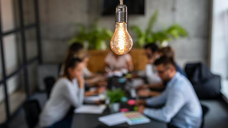 Der Würzburger Startup-Preis wird in zwei Kategorien vergeben: 'Global Hero' und 'Local Hero'. Der Würzburger Startup-Preis wird in zwei Kategorien vergeben: 'Global Hero' und 'Local Hero'.