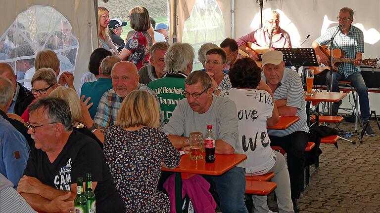 Beim Konzert „Lieder an einem Sommerabend“ in Gramschatz mit den Musikern Walter Knorz (rechts) und Manfred Göb.