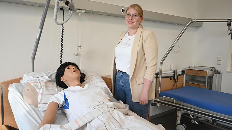 Mit Unterstützung von Praxisanleiterin Sophie Otto üben die Auszubildenden an lebensnahen Puppen den Umgang mit alltäglichen Situationen, aber auch Notfällen. Die Kameraaufzeichnung ermöglicht eine die spätere Diskussion.