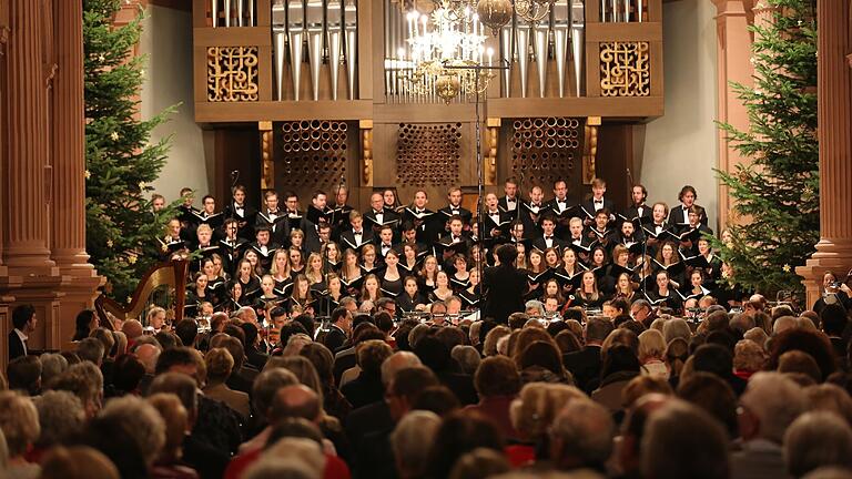 Der Monteverdi-Chor Würzburg lädt zu seinen Weihnachtskonzerten in die Neubaukirche ein.