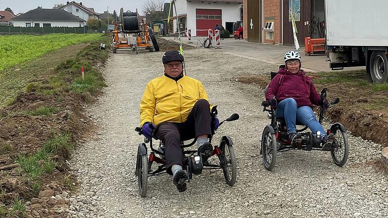 Auch viele Liegedreiräder nutzen den Pfadweg auf ihren Touren. Begegnet man damit einem landwirtschaftlichen Fahrzeug oder auch nur einem Pkw, wird es auf drei Metern mehr als eng. Auch viele Liegedreiräder nutzen den Pfadweg auf ihren Touren. Begegnet man damit einem landwirtschaftlichen Fahrzeug oder auch nur einem Pkw, wird es auf drei Metern mehr als eng.