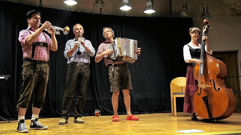 &bdquo;Gradnaus&ldquo; unterhielt auf Einladung des Kultur e.V. im Schüttbau in Rügheim das Publikum mit fränkischer Volksmusik, Mundart und humorvollen Lebensweisheiten.