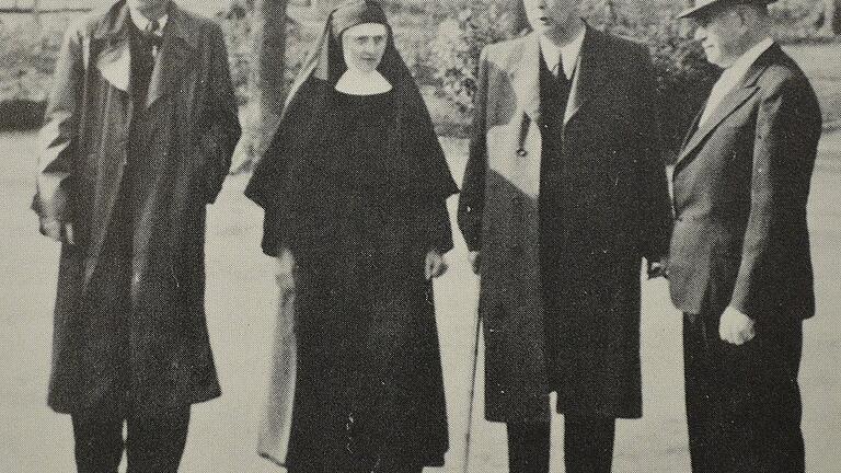 Die Erlöserschwestern spielten in Bad Bocklet stets eine wichtige Rolle. Im Bild ist eine der Ordensfrauen zu sehen, als der erste Präsident der Bundesrepublik, Theodor Heuß (Zweiter von rechts), im Jahr 1955 den Bad Bockleter Kurgarten erkundet.