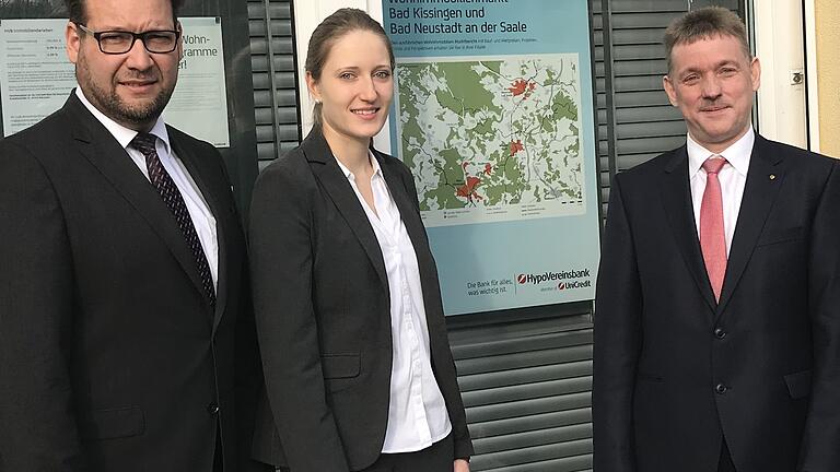 Matthias Riedl, Vanessa Kippes und Rainer Beck von der HypoVereinsbank präsentierten die Wohnimmobilien-Marktübersicht für Bad Neustadt