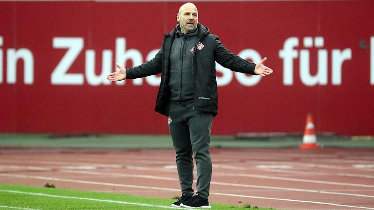 Kickers-Trainer Bernhard Trares muss mit einem Rumpfteam in Darmstadt antreten. Kickers-Trainer Bernhard Trares muss mit einem Rumpfteam in Darmstadt antreten.